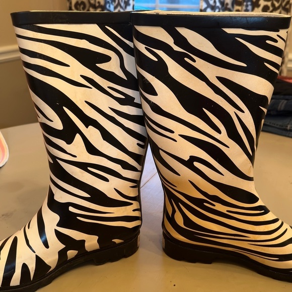West Blvd zebra print rain boots in EUC. Size 5.5. Black and white. - Picture 4 of 10
